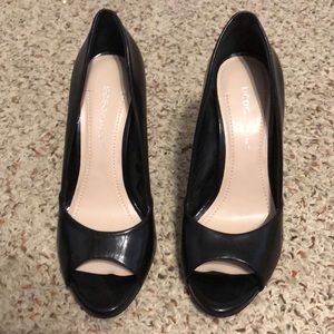 BCBG “Izzie”  peep toe shoes 6. 1/2
